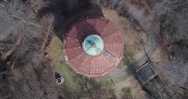 Flytta upp bort overhead ovanför byggnaden eller kyrka i mitten av kala skogen skog i höst eller vinter. Italienska utomhus antenn herrgårdsarkitektur. Italien 4k drone ovanifrån flygning att upprätta skott — Stockvideo