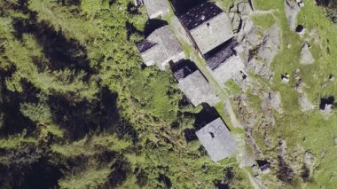 birden çok üstten görünüm açık konumu: orman woods, şelale, nehir creek, köy, yaz, Sonbahar, Sonbahar, kış bataklıkta. Ek yükü hava ILDIZ Düzen koleksiyon set.4k drone uçuş kurulması