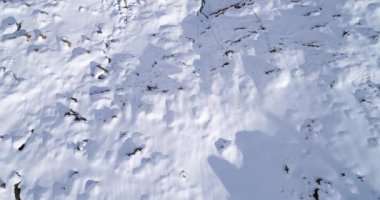 ek yükü hareketli ileri karlı dağ ridge Vadisi ILDIZ üzerinde uçan hava. Açık kar Alp vahşi doğa scape kış üst görünümünde, güneş ve gölge. 4 k drone uçuş kurmak atış