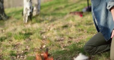 Adam aydınlatma yangın yer blowing.real arkadaşlar açık hava kamp çadır tatil sonbahar gezi insanlar. Sonbahar güneşli bir günde doğa, beraberlik ve dostluk. 4k video