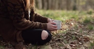 kadın sıcak içecek içme çay veya coffee.real arkadaşlar insanlar açık kamp çadır tatil sonbahar gezisi gibi. Sonbahar güneşli bir günde doğa, beraberlik ve dostluk. 4k video