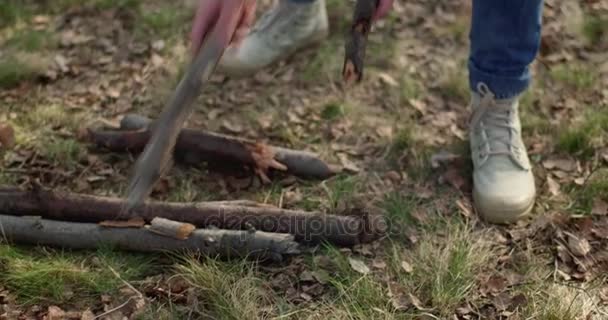 Homme allumant cheminée mettant bois logs.real amis gens de plein air camping tente vacances en voyage d'automne.Automne journée ensoleillée dans la nature, l'amitié et la convivialité. Vidéo 4k 