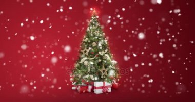 Işıklar döngü xmas ağacı hediye kutuları kırmızı arka plan ve logo veya kopya yerleştirmek için metin alanı ile düşen kar pul ile dekore edilmiştir. Animasyonlu soyut Noel hediyesi kartı. 4 k sorunsuz döngü video