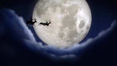 Mavi Xmas gece moon ile ve bulutlar ile Noel Baba çabukluğu ve Ren geyiği siluet girin ve metin alanı ile uçan çıkış logo veya kopya yerleştirmek için. Noel hediyesi 4 k video kartpostal tebrik animasyon