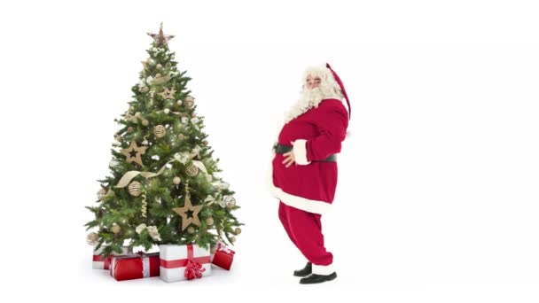 Огни украшенные елка с подарочными коробками и Санта-Клаус счастливой улице современные танцы на белом фоне с текстовым пространством, чтобы разместить логотип или копия.Анимационный подарок на Рождество видео открытки — стоковое видео