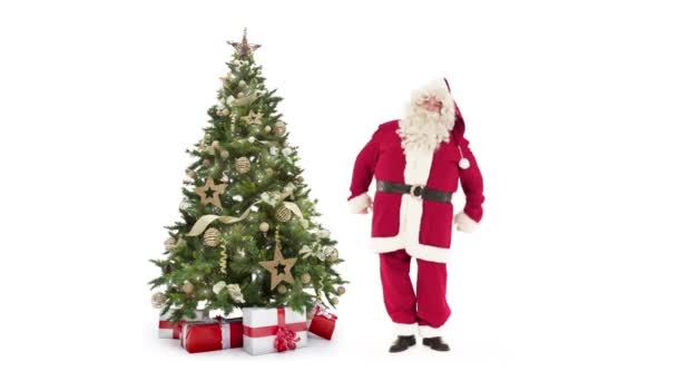 Lumières décorées sapin de Noël avec des boîtes-cadeaux et le Père Noël danse heureux sur fond blanc avec de l'espace de texte pour placer le logo ou la copie. — Video