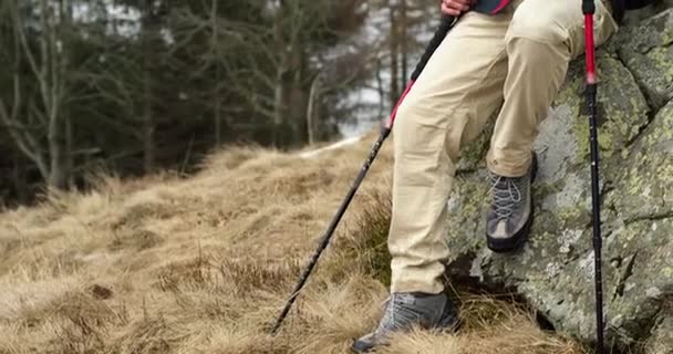 Tramp muž s batohem odpočívá a rozhlížel se kolem na zasněžené trail cestě. Skutečné batohem lidí dospělých pěší turistiku či Treking v na podzim nebo v zimě v hornaté venku příroda, špatné mlhavé počasí. — Stock video