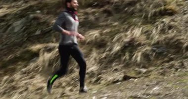 Karlı yol koşan atlet adam. Yan tırmanma. Gerçek insanlar yetişkin iz runner spor sonbahar ya da kış vahşi dağ açık havada doğa, kötü sisli weather.4k video eğitim