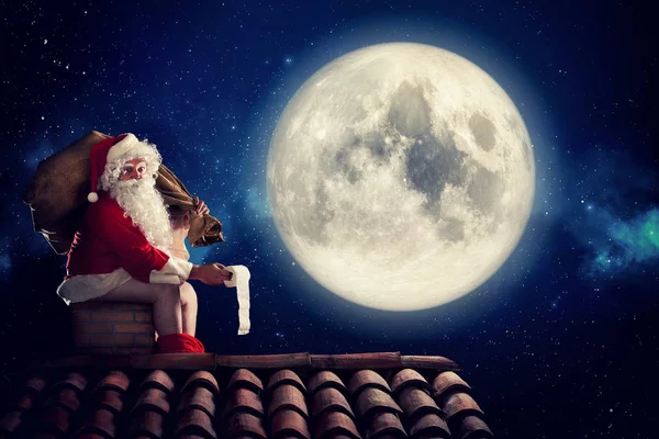Fiese Weihnachtsmänner, die im Schornstein bei Mondschein als schlechtes Kindergeschenk herumlungern. Alternative Weihnachtsgrüße Postkarte — Stockfoto