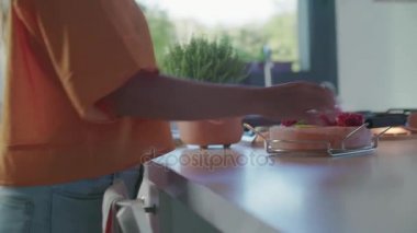 Çiğ et yemek masaya getiren kadın. Dört beyaz arkadaş Akdeniz İtalyan salatası, biftek ve ekmek öğle veya akşam yemeği insanlar. Yaz Partisi evde modern ev 4k el video