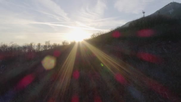 Establecimiento de vuelo aéreo de drones sobre bosques nevados al atardecer. Nieve de invierno en la naturaleza de montaña al aire libre. Sunshine light.travel explorar los Alpes. 4k vista superior de vídeo — Vídeos de Stock