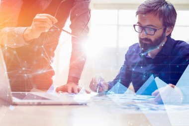 Dizüstü bilgisayar kullanarak yeni global finansal stratejisi analiz plan çalışan iki arkadaşları. Modern iş takım yenilik kavramı. Proje toplantısı ofisinde sanal grafik ve grafik veri arayüzü ile