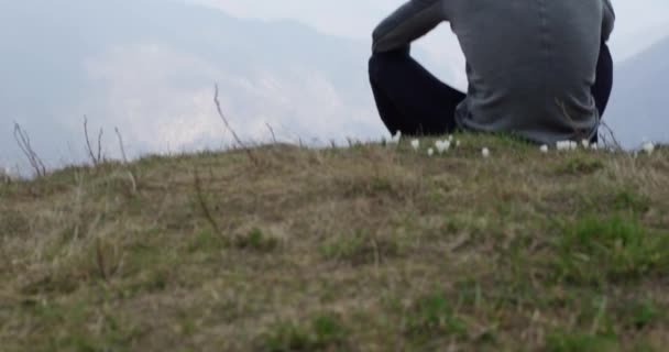 Atleta hombre corredor descansando sitted.Real personas sendero adulto corriendo entrenamiento deportivo en otoño o invierno en la naturaleza salvaje montaña al aire libre, mal tiempo niebla. — Vídeos de Stock