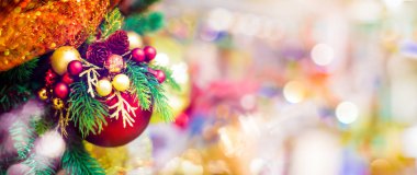 Kırmızı Top süsleme Noel ağacı için asılı. Parlak ışık parlaması neşeli Noel dekorasyon arka plan kopya alanı için kýsa mesaj veya logosu ile. Sosyal veya dijital kartpostal mevsim Selam