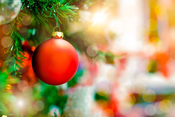 Červená visící ozdoba koule na vánoční stromeček. Lesklé světlo flare Merry Xmas dekorace pozadí s kopií prostoru pro textovou zprávu nebo logo. Sociální nebo digitální pohlednice vánoční a novoroční — Stock fotografie