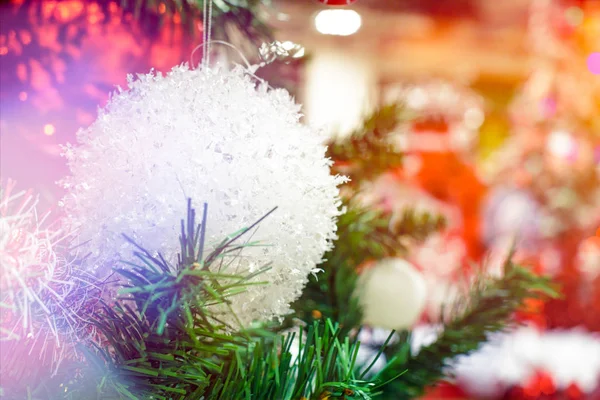 Vit hängande bollen prydnad för julgran. Glänsande ljuset flare Merry Xmas dekoration bakgrund med kopia utrymme för SMS eller logotyp. Sociala eller digitala vykort Julhälsningar — Stockfoto