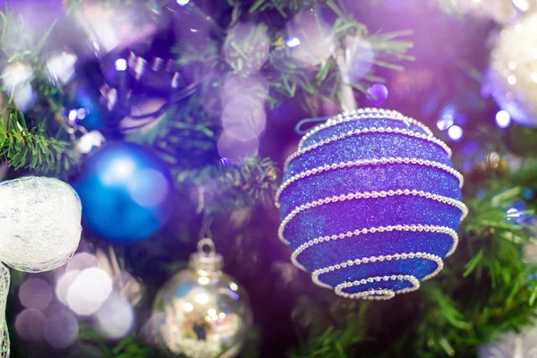 Niebieski wiszący ornament piłka na choinkę. Błyszczące światło pochodni Merry Xmas ozdoba tło z kopia miejsce na komunikat tekst lub logo. Społecznej lub cyfrowa karta post Seasons pozdrowienia — Zdjęcie stockowe