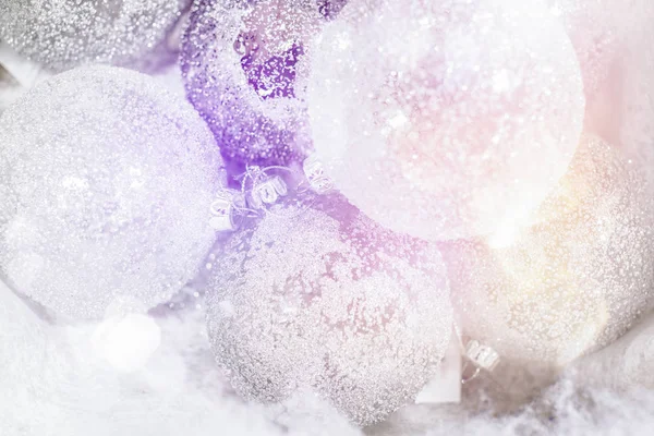 Weißer Kugelschmuck für den Weihnachtsbaum. glänzendes Licht flackern fröhliche Weihnachtsdekoration Hintergrund mit Kopierraum für Textnachrichten oder Logo. Soziale oder digitale Postkartengrüße — Stockfoto