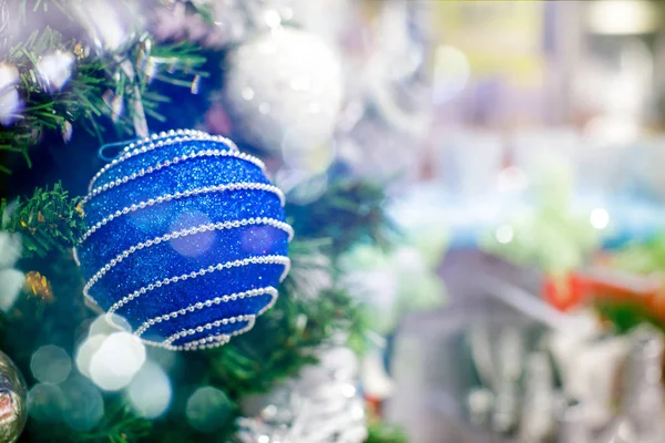 블루 볼 장식 크리스마스 트리에 대 한 거입니다. 반짝 빛 메리 크리스마스 장식 배경 복사 공간 텍스트 메시지 또는 로고에 대 한 플레어. 사회적 또는 디지털 포스트 카드 계절 인사말 — 스톡 사진