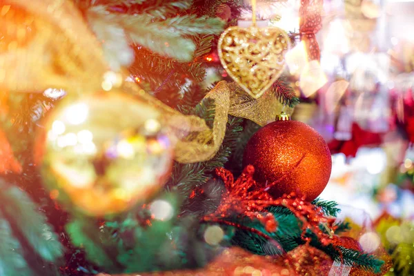 Ornamento bola pendurada vermelho para a árvore de Natal. Flare de luz brilhante Merry Xmas decoração fundo com espaço de cópia para mensagem de texto ou logotipo. Social ou digital cartão postal Seasons cumprimentos — Fotografia de Stock