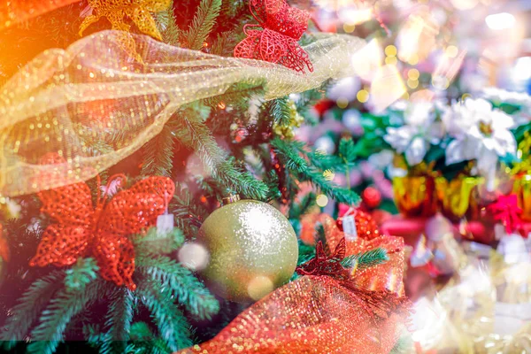 Guld hängande bollen prydnad för julgran. Glänsande ljuset flare Merry Xmas dekoration bakgrund med kopia utrymme för SMS eller logotyp. Sociala eller digitala vykort Julhälsningar — Stockfoto