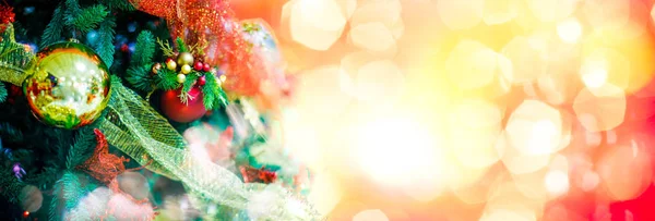 Złota piłka ozdoba na choinkę. Błyszczące światło pochodni Merry Xmas ozdoba tło z kopia miejsce na komunikat tekst lub logo. Społecznej lub cyfrowa karta post Seasons pozdrowienia — Zdjęcie stockowe