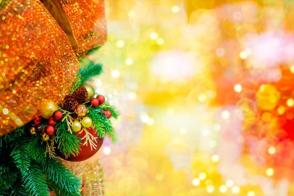 Röda hängande bollen prydnad för julgran. Glänsande ljuset flare Merry Xmas dekoration bakgrund med kopia utrymme för SMS eller logotyp. Sociala eller digitala vykort Julhälsningar — Stockfoto