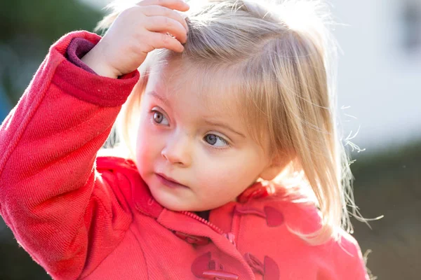 Ernstige denken of verdrietig jonge baby Kaukasische blond echte mensen meisje nauwe portret buiten — Stockfoto
