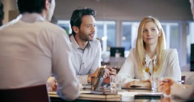 Ofiste toplantı şirket iş takım çalışması. Dört beyaz iş adamı ve iş kadını strateji birlikte konuşmaya grup insanlar. İşbirliği, büyüyen, grafik kullanarak başarı kavramı. 4k video