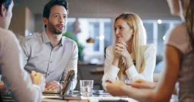 Ofiste toplantı şirket iş takım çalışması. Dört beyaz iş adamı ve iş kadını strateji birlikte konuşmaya grup insanlar. İşbirliği, büyüyen, grafik kullanarak başarı kavramı. 4k video