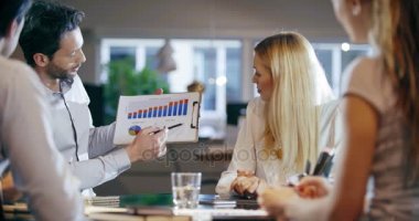 Ofiste toplantı şirket iş takım çalışması. Dört beyaz iş adamı ve iş kadını strateji birlikte konuşmaya grup insanlar. İşbirliği, büyüyen, grafik kullanarak başarı kavramı. 4k video