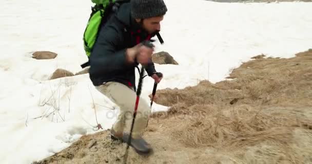 Пішохідний чоловік з рюкзаком, що йде по сніговій стежці. Справжній рюкзак люди дорослі ходять або ходять восени або взимку в дикій природі на відкритому повітрі, похмура туманна погода.4k відео — стокове відео