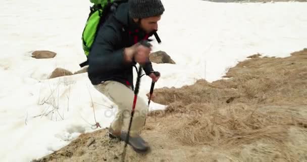 Uzun yürüyüşe çıkan kimse karlı iz yolda yürüyen sırt çantası olan adam. Aşağıdaki yan. Gerçek backpacker insanlar yetişkin yürüyüş veya sonbahar ya da kış vahşi dağ açık havada doğa, kötü sisli weather.4k video doğa yürüyüşü — Stok video