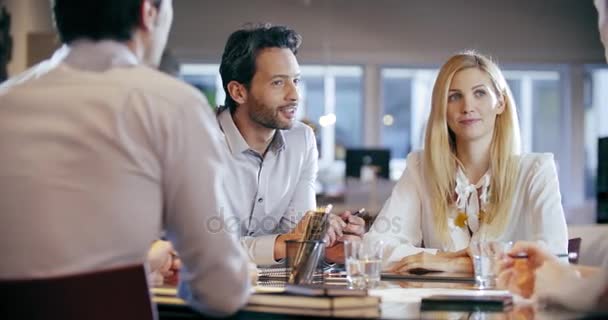 Reunión de trabajo del equipo de negocios corporativos en la oficina.Cuatro hombres de negocios y mujeres de negocios caucásicos agrupan la estrategia de conversación.Colaboración, crecimiento, concepto de éxito utilizando el gráfico. Vídeo 4k — Vídeos de Stock