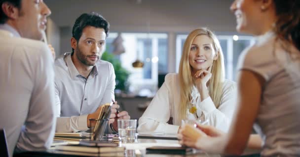 Reunión de trabajo del equipo de negocios corporativos en la oficina.Cuatro hombres de negocios y mujeres de negocios caucásicos agrupan la estrategia de conversación.Colaboración, crecimiento, concepto de éxito utilizando el gráfico. Vídeo 4k — Vídeo de stock