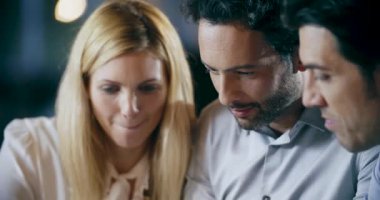 Kurumsal iş takım iş ofis toplantısı. Üç beyaz iş adamı ve iş kadını strateji birlikte konuşmaya grup insanlar. İşbirliği, büyüyen, tablet ile başarı kavramı detaylı. 4k video