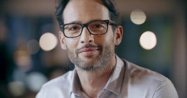 Portre gülümseyen göz gözlüklü kendine güvenen adam. Kurumsal iş takım iş ofis toplantısı. Beyaz iş adamı ve iş kadını insanlar grubu birlikte konuşuyor. Collaboration,Growing,Success.4k video