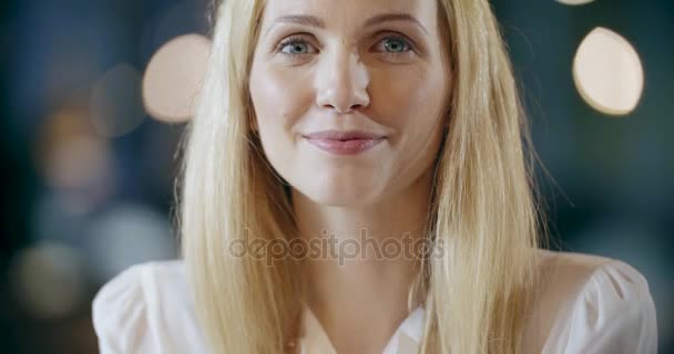 Blond žena s úsměvem do kamery portrét. Firemní obchodní tým práce úřadu setkání. Kavkazská podnikatel a podnikatelka lidé skupina spolu rozmlouvali. Collaboration,Growing,success.4k video — Stock video