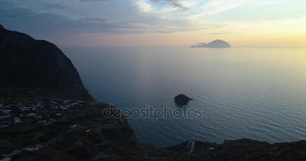 Descubrir la vista aérea de la ciudad mediterránea del océano Pollara al atardecer o al amanecer. Naturaleza al aire libre viajan Establecimiento, Italia, Sicilia Isla de la Salina Eólica. Verano o primavera. — Vídeos de Stock