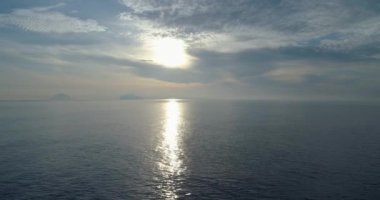 Salina Akdeniz sahil plaj uzak Stromboli volcano ile geriye dönük havadan görünümü hareket. Açık havada doğa seyahat ILDIZ, İtalya, Sicilya rüzgârdan Island.Summer.4k dron video oluşturma