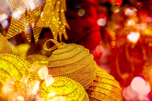 Goldener Kugelschmuck für den Weihnachtsbaum. glänzendes Licht flackern fröhliche Weihnachtsdekoration Hintergrund mit Kopierraum für Textnachrichten oder Logo. Soziale oder digitale Postkartengrüße — Stockfoto