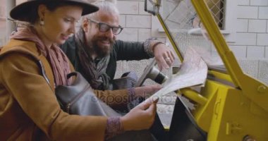 Kadın ve haritaya bakıyordum konuşan adam. Yan görünümü. Aşk roadtrip tatil İtalyan seyahat Cabrio eski model araba üzerinde çift
