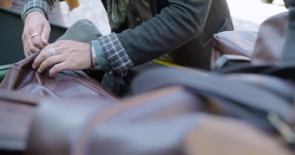 Les mains de l'homme fouillant dans les bagages ou la valise du siège arrière. Couple réel caucasien amoureux road trip vacances italien Voyage sur décapotable voiture vintage. Vidéo portable 4k — Video