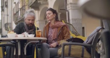 Kadın ve kokteyl aperatif Cafe dışında sahip konuşan adam. Orta atış. Aşk roadtrip tatil İtalyan seyahat Cabrio eski model araba üzerinde çift