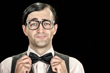 siyah arka plan üzerine gözlük ve papyon portre ile ince zarif inek