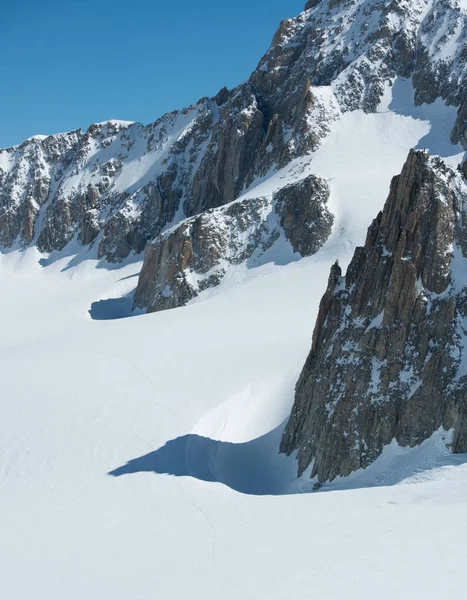 Vysoké zasněžené horské krajině s výhledem na ledovec. Evropa Alp Mont Blanc masiv mount. Slunečný den zima, sníh, skalnatými vrcholy — Stock fotografie