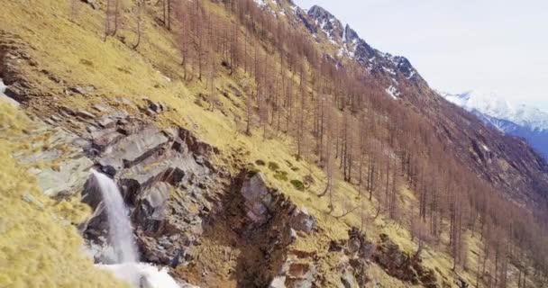 Sarı dağ tarafı şelale düşüşü ILDIZ yakınındaki üzerinde ilerlemeye uçan hava. Açık kar Alp vahşi doğa scape sonbahar ya da kış. 4 k drone uçuş kurmak atış — Stok video