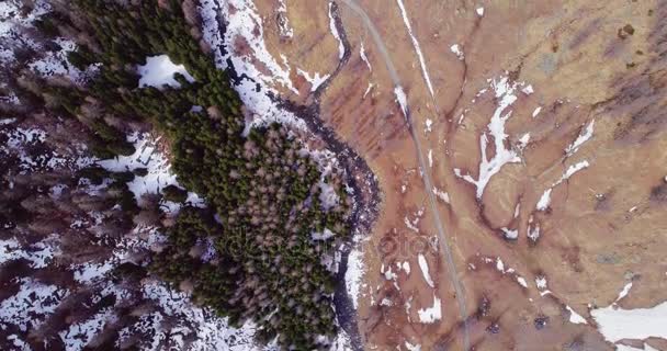 vol aérien au-dessus du ruisseau dans la vallée de montagne jaune et forêt chute établisher.Outdoor neige paysage nature sauvage en automne ou en hiver.4k vue de dessus de drone, perspective directe vers le bas établissant tir 