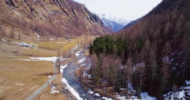 Vuelo aéreo que avanza en arroyo del río en valle amarillo de la montaña y bosques forestales caen establishment. Senderismo de la gente. Paisaje salvaje de la naturaleza de la nieve al aire libre en otoño o vuelo del drone de winter.4k que establece — Vídeo de stock