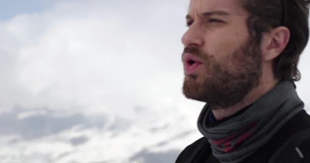 헥 헥, 휴식 하 고 멀리 보고 사람 얼굴의 세부 사항. 산악 스키 활동입니다. 스키어 사람 겨울 스포츠 알프스 산악 야외. 슬로우 모션 60 p 4 k 비디오 — 비디오